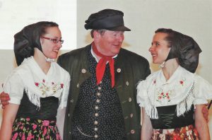 Hand Klecker mit Frauen vom Sorbischen Ensemble, Foto: Gerd Münzberg Oberlausitzer Frühling